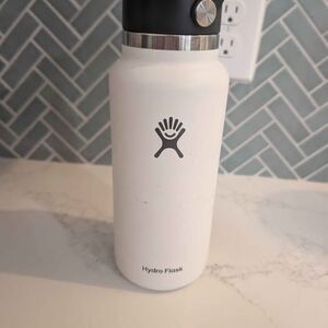 White Hydroflask stainless steel container 32 oz p